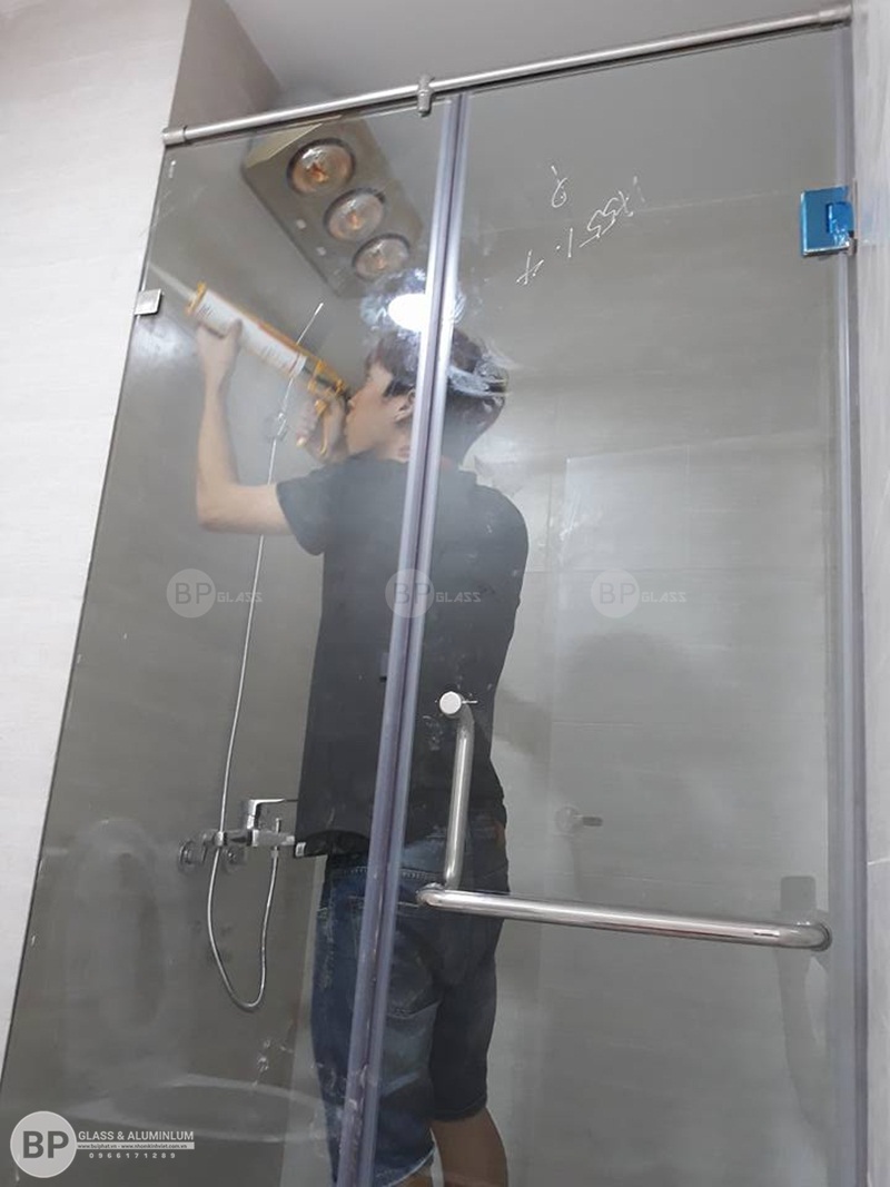 Lắp vách kính tắm tại công trình nhà anh Bắc Goldsilk